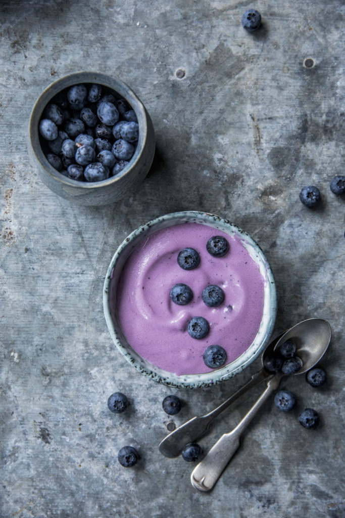 Fristende ferdigblandet yoghurt med blåbær